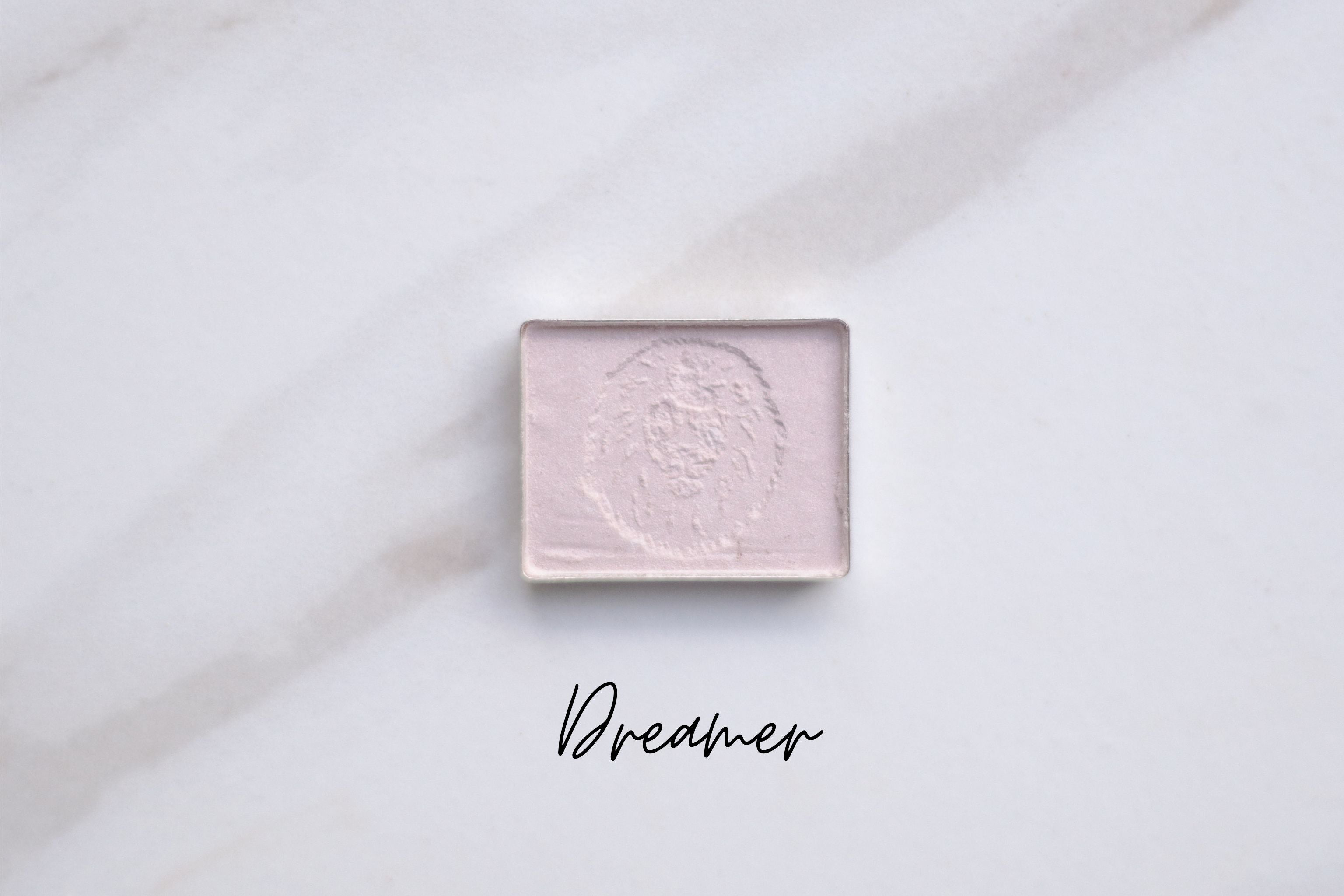 Earth-made organic eyeshadow in Dreamer shade