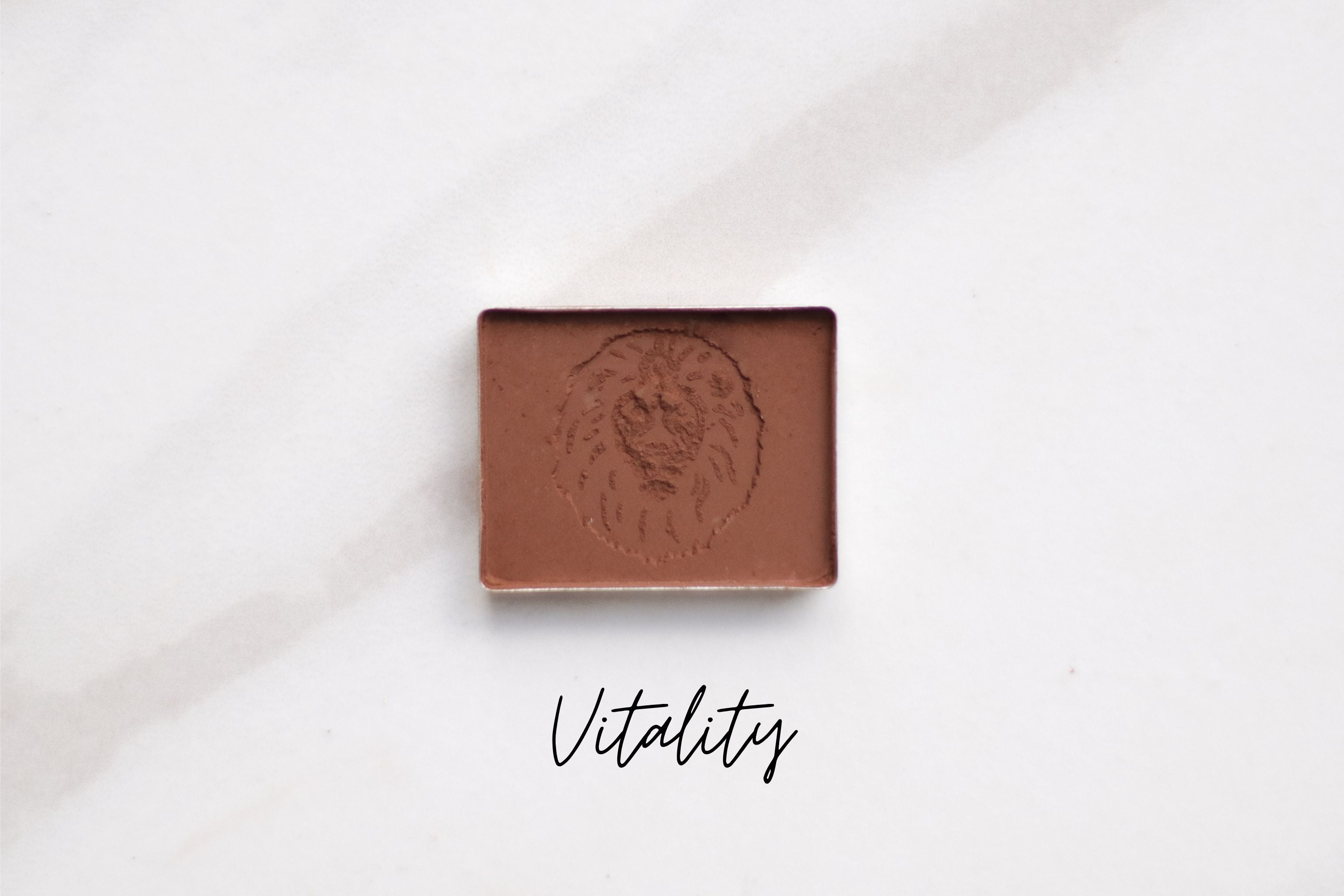 Earth-made organic eyeshadow in Vitality shade