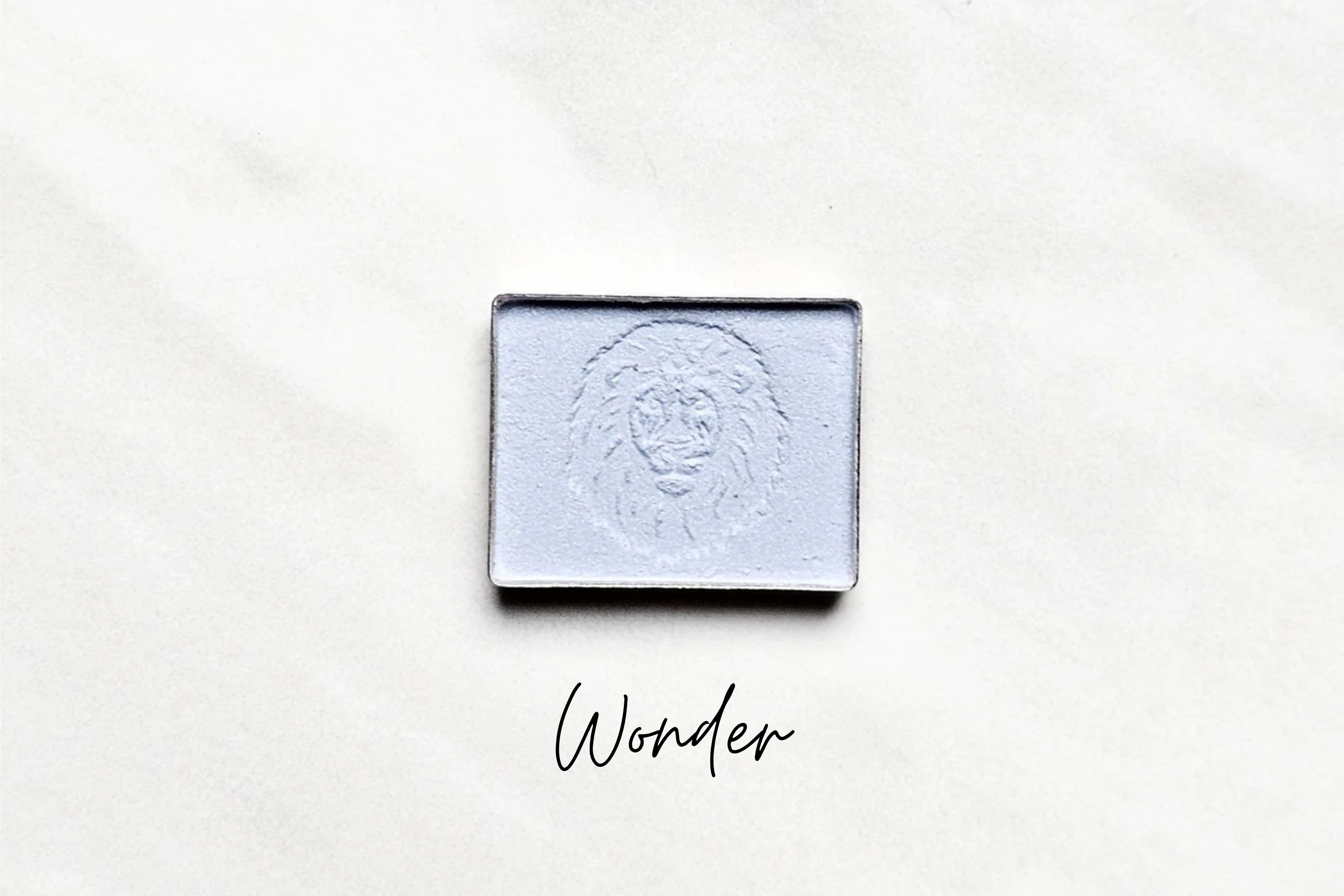 Earth-made organic eyeshadow in Wonder shade