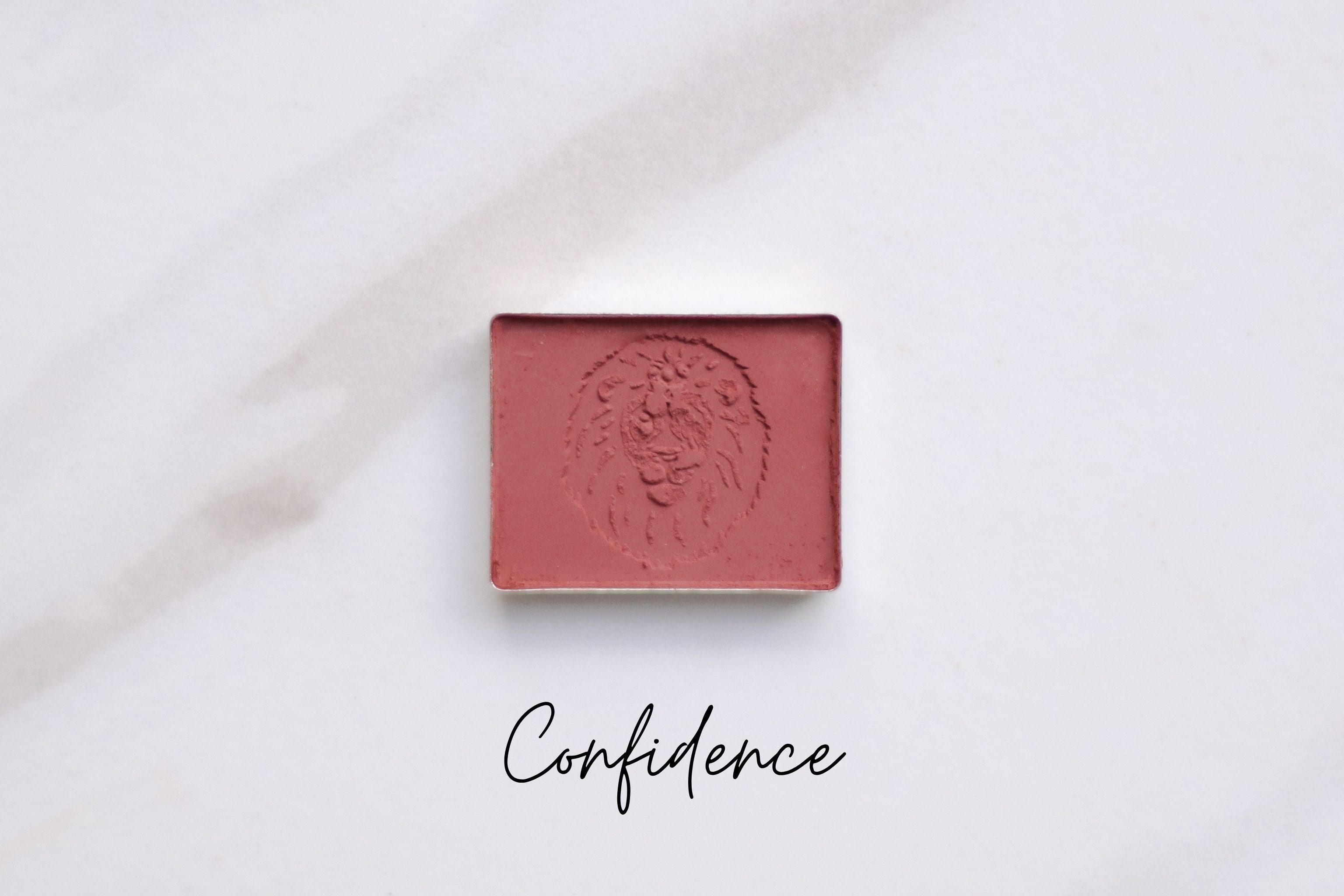 Earth-made organic eyeshadow in Confidence shade