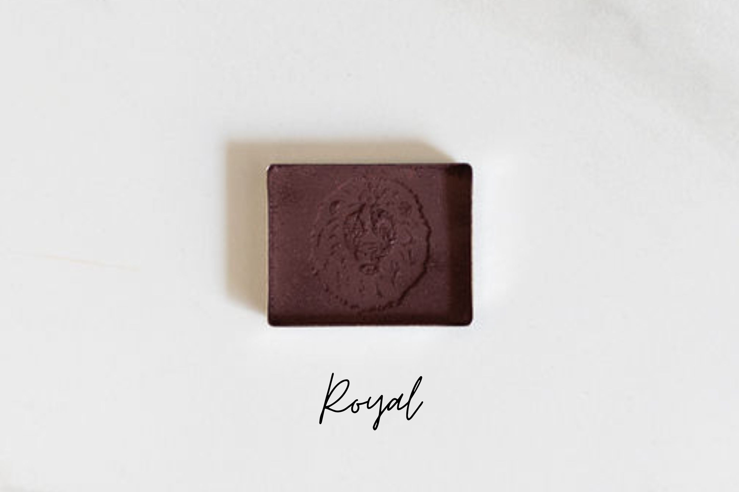 Earth-made organic eyeshadow in Royal shade